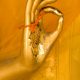 مجسمه طلایی دست
